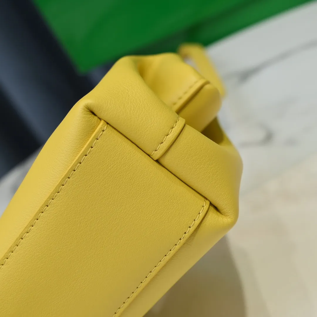 BV 🔥 Hot style is coming🔥 New spring and summer THE TRIANGLE🔺A triangular buckle and a long shoulder strap can meet the daily diagonal wear and show a lazy feeling. It is full of high-end and will win the hearts of girls~ New style for spring and summer, V-shaped handle design~ Simple and cold wind has always been popular~ This mini triangle bag size: 24*26*8, model #6908